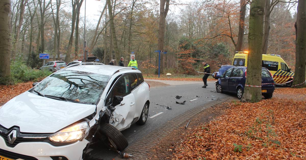 Twee gewonden bij frontale botsing in buitengebied Klarenbeek.