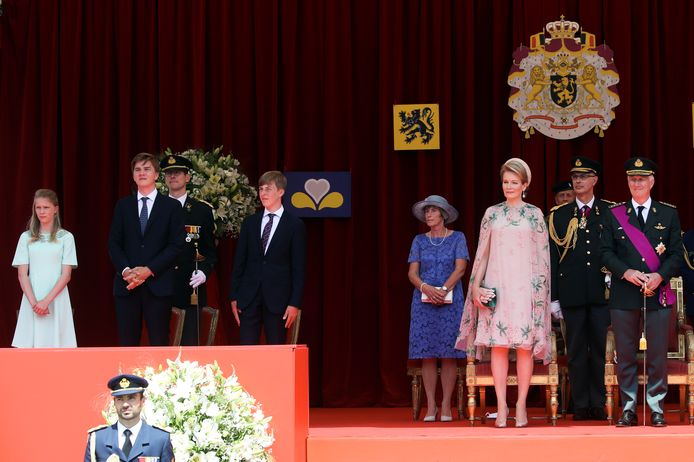 La princesse Eleonore, les princes Gabriel et Emmanuel, ainsi que leurs parents, la reine Mahilde et le roi Philippe.
