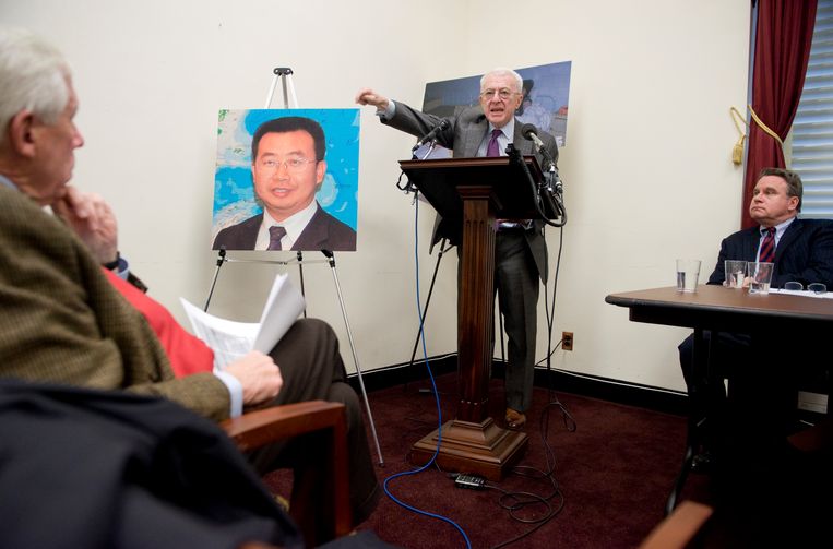 Michael Horowitz op een persconferentie over de arrestatie van de Chinese mensenrechtenadvocaat Jiang Tianyong in 2019.  Beeld Getty 