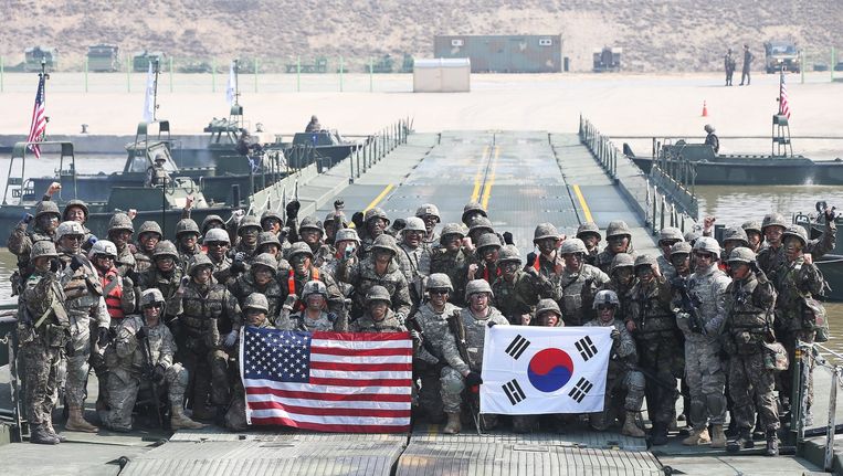 Soldaten poseren voor een foto na een gezamenlijke oefening van het Amerikaanse en Zuid-Koreaanse leger. In reactie op de acties van Noord-Korea wordt er meer getraind in het zuidelijke buurland. Beeld epa