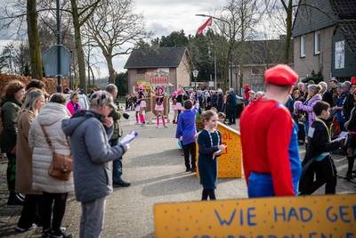 Kinderen gaan los in het nieuwe Spurriebollengat, met de eerste prinsenwagen in de stoet