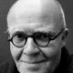 Wolf Erlbruch (1948-2022) tekende de klassieker ‘Over een kleine mol die wil weten wie er op zijn kop gepoept heeft’