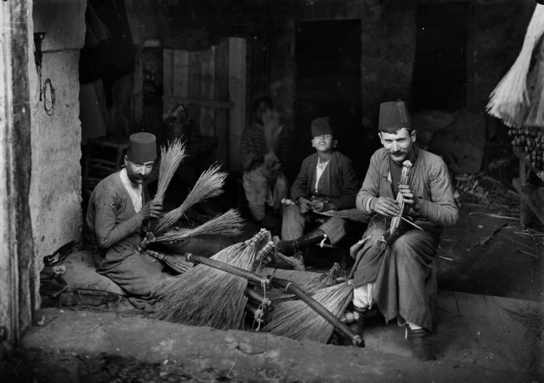 Werkplaats waar bezems worden gemaakt, Jaffa 1914.   Beeld Roger Viollet via Getty Images
