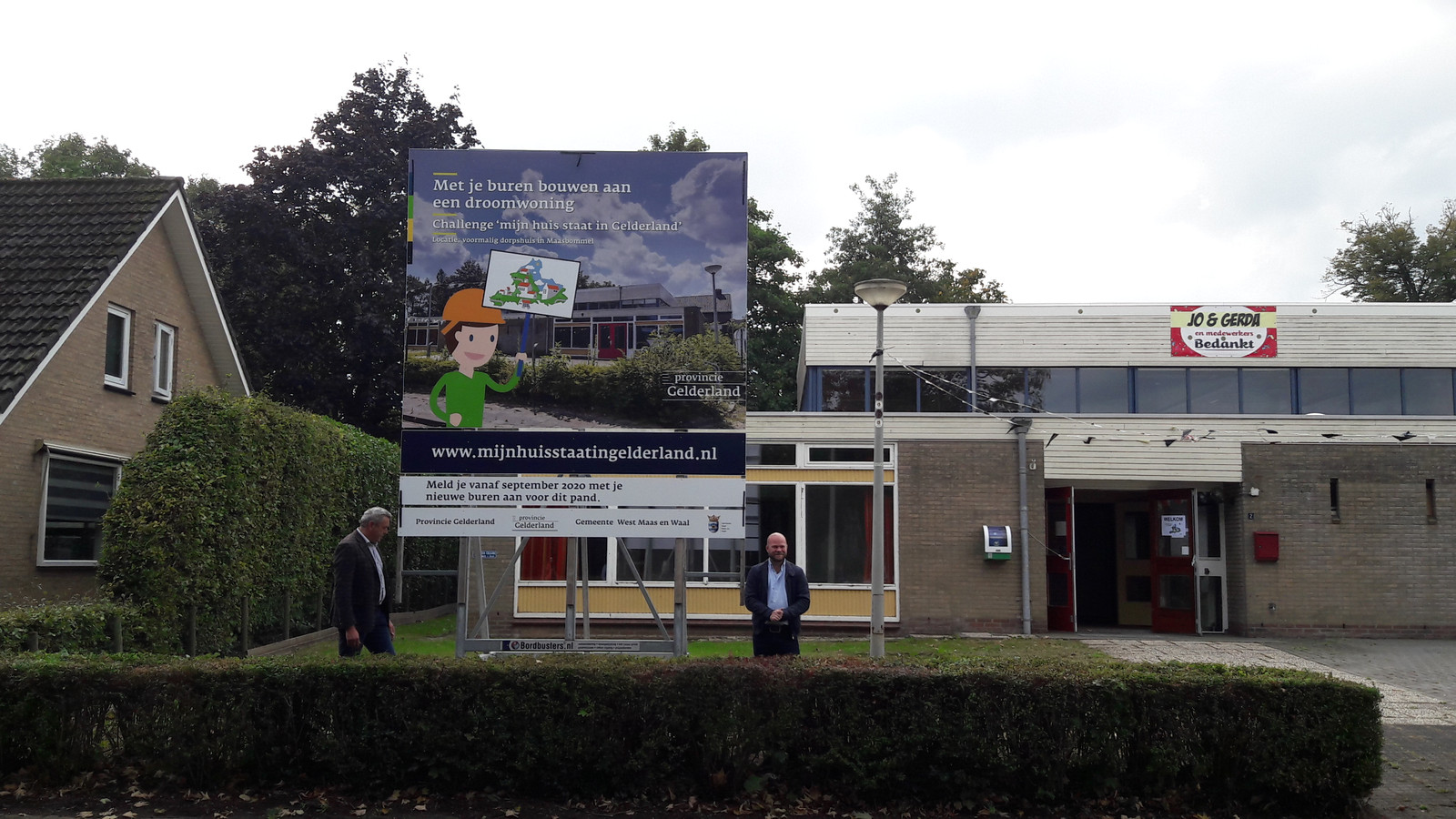 Het bouwbord is onthuld. Links wethouder René Cruijsen, rechts geputeerde Peter Kerris.