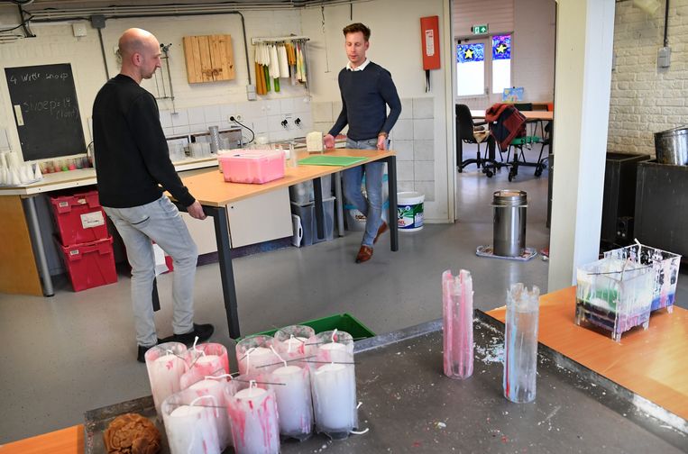 Een kaarsenmakerij in Rotterdam wordt leeg geruimd om ruimte te maken voor vaccinaties.  Beeld Marcel van den Bergh / de Volkskrant