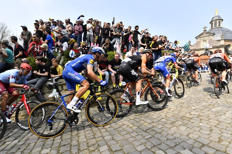 Wielergekte op de Kapelmuur in Geraardsbergen. Beeld BELGA