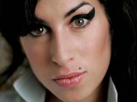 Cocaïne, eetstoornis en suikerspinkapsel: het bewogen leven van Amy Winehouse onder de loep