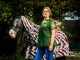 Sjaan de Roode van kinderboerderij De Heij op Heijplaat, met haar paard Shablis. Zij loopt rond met een vliegenkap op haar kop én een vliegenwerend deken.