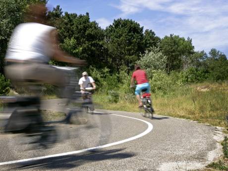Fietsen voor project Audio in Suriname, zodat mensen met een visuele beperking kunnen blijven lezen