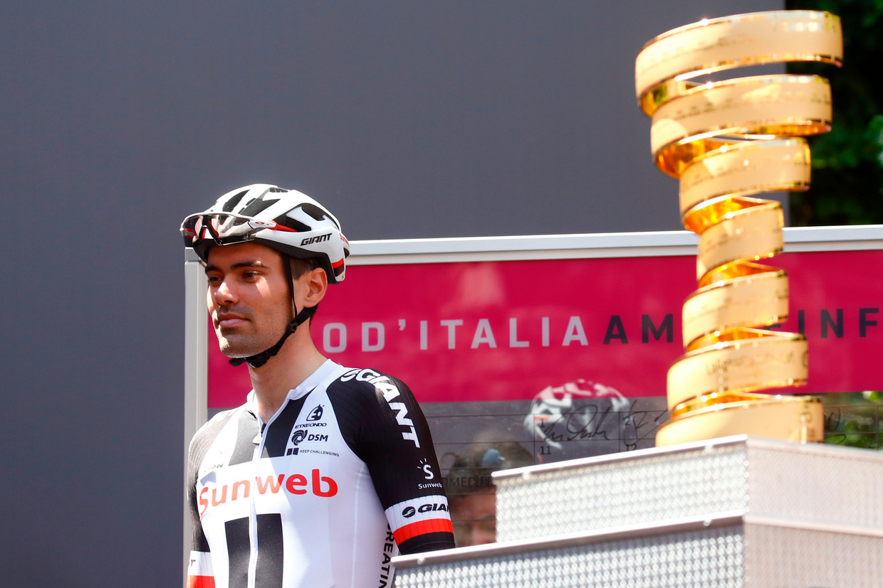 Tom Dumoulin en de Giro-beker die hij in 2017 won. Beeld AFP