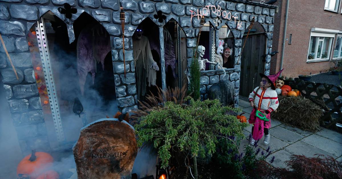 Halloween in Lobith trekt wéér meer mensen: ‘snoepzakjes vliegen de deur uit’