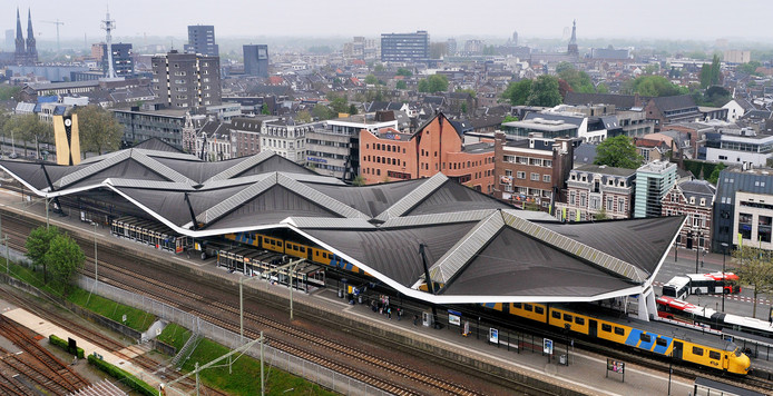 Luchtfoto station Tilburg, de 'witte' lijnen zijn dakramen.