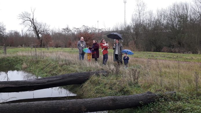 Enkele bewoners van Noaze in Muizen in wat een gezamenlijke buurttuin moet worden.