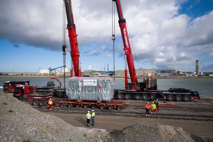 De 170.000 kilo zware transformator wordt in de haven van Vlissingen op een dieplader gezet.