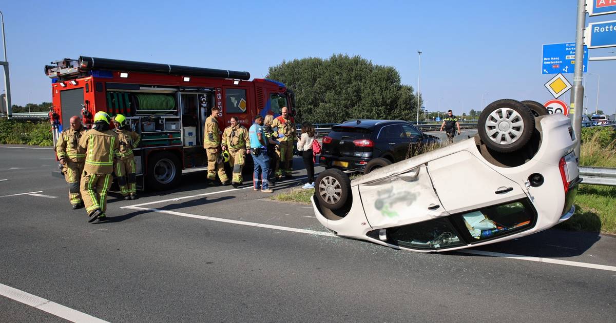 Auto belandt op dak na aanrijding op N470 in Delfgauw