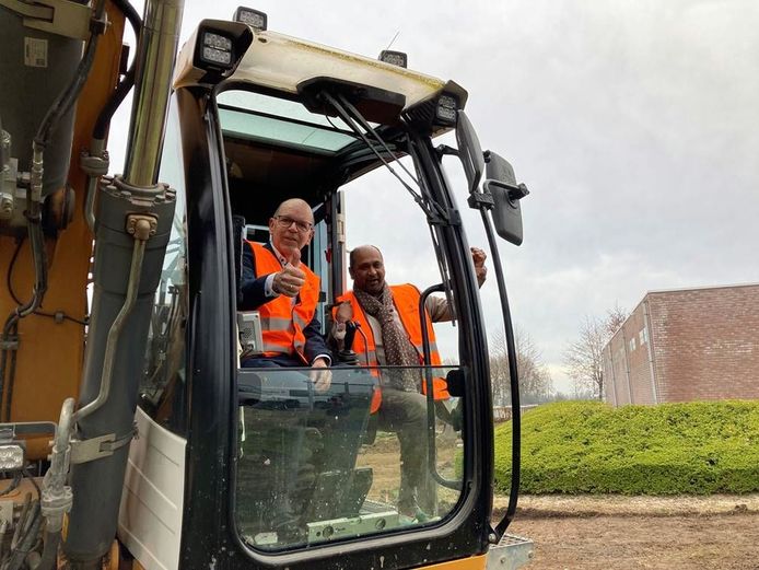 De wethouders Hans Tanis (links) en Shah Sheikkariem hebben het startschot gegeven voor de aanleg van een extra parkeerterrein bij voetbalclub NOAD’32 in Wijk en Aalburg.