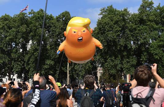 De baby-Trump hangt boven het plein voor het parlement met toestemming van de burgemeester van Londen, Sadiq Khan.