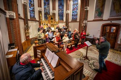 Corona en ontkerkelijking hakken er in bij veel koren, maar het Huisselings koor is standvastig