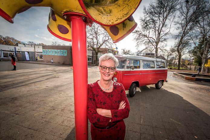 Directeur Fenny de Lange neemt afscheid van basisschool De Huve werd in de ochtend met oud VW bus naar school gebracht