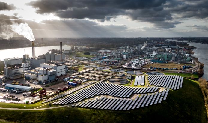 Zo saai en monotoon als hier bij HVC in Dordrecht mogen nieuwe zonneparken niet worden.