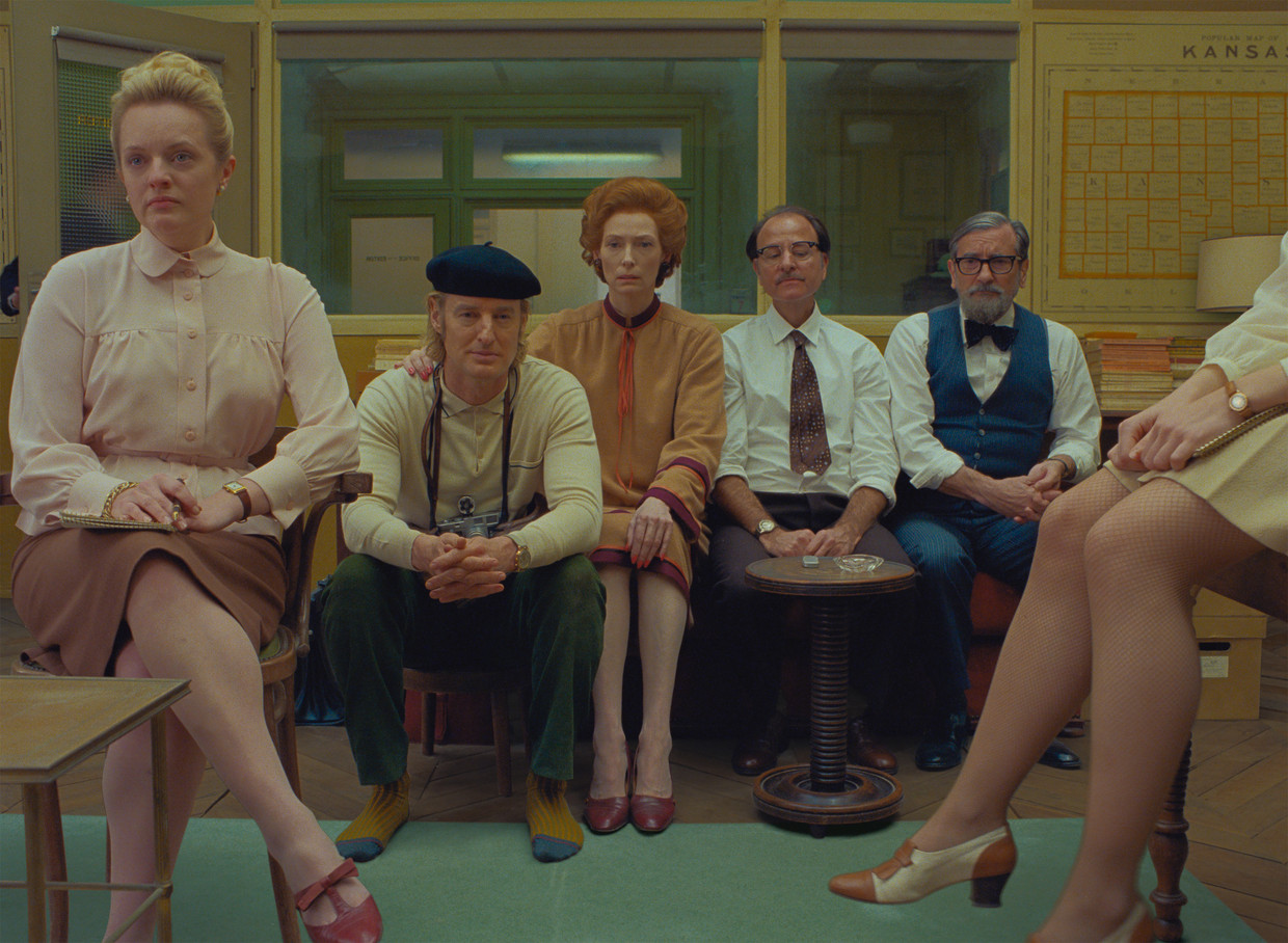 (Van links naar rechts): Elisabeth Moss, Owen Wilson, Tilda Swinton, Fisher Stevens and Griffin Dunne in een scène uit The French Dispatch. Beeld 