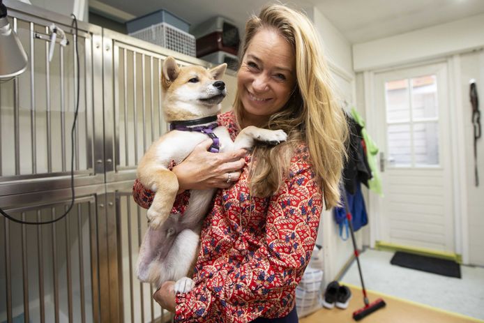 Karen Soeters met het gehandicapte hondje Jukka uit Hongarije. Dierenbeschermer Soeters heeft namens House of Animals aangifte gedaan tegen een hondenhandelaar vanwege het invoeren van puppy's uit Oost-Europa.