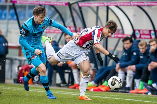 Andreias Calcan (rechts) als speler van Willem II in actie tegen Mattias Johansson van AZ.