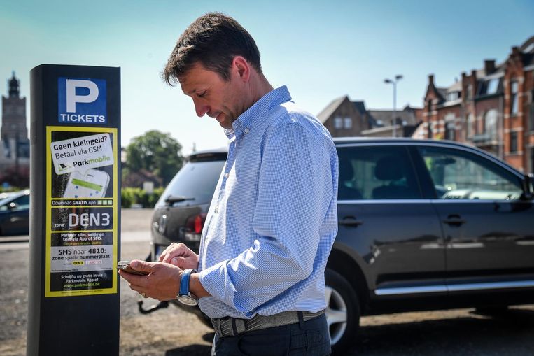 Acht op tien zien het parkeerbeleid vooral als makkelijk geld verdienen voor stad en gemeente.  Beeld Foto Geert De Rycke