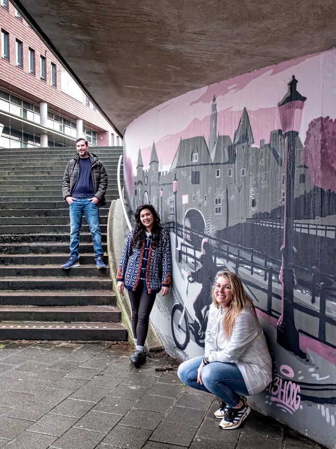 Daniël van de Haterd, Adinda van Wely en Tamara Boon voor een muurschildering van Daniël in de Brouwerstunnel.