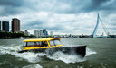 In plaats van een hybride watertaxi jagen in 2023 mogelijk twaalf E-speedboten over het Rotterdamse water.