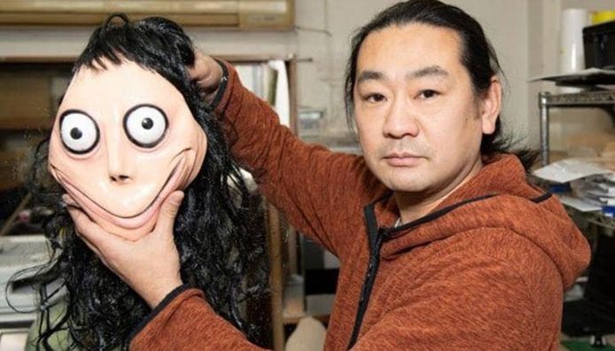 Keisuke Aiso met een masker van 'Momo'