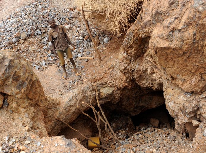 Een jongen staat bij de ingang van een illegale goudmijn in Burkina Faso. Archiefbeeld.