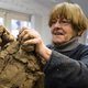 In grijze coltrui, handen in de klei, streed kunstenares Maïté Duval (1944-2019) tegen onrechtvaardigheid