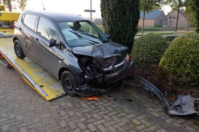 Automobiliste verliest macht over het stuur en ramt gevel van huis in Achtmaal