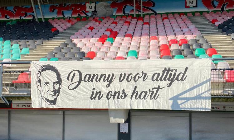 Fans van NEC eren de onlangs overleden clubwatcher Danny van den Broek met een spandoek in De Goffert.