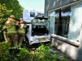 Ravage in Oisterwijk: auto ramt heg, boom en knalt tegen voorgevel woning