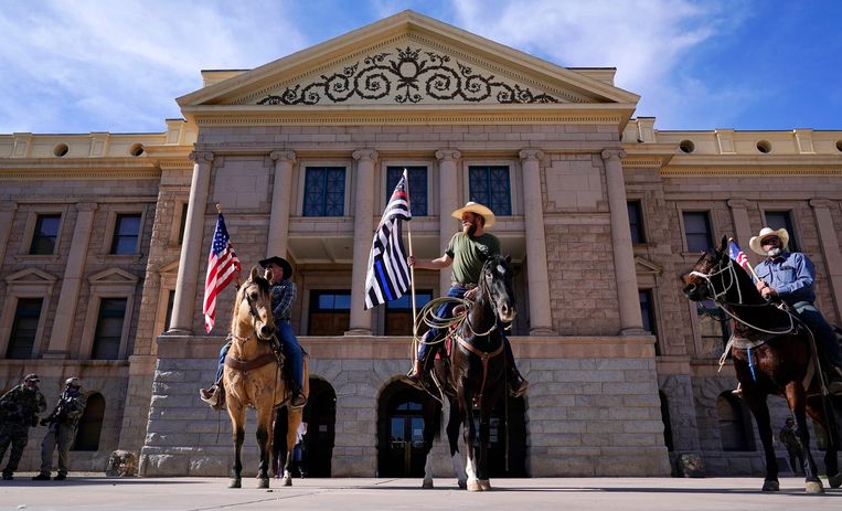 Demonstranten te paard voor het Capitool van Arizona, 6 januari. Beeld AP