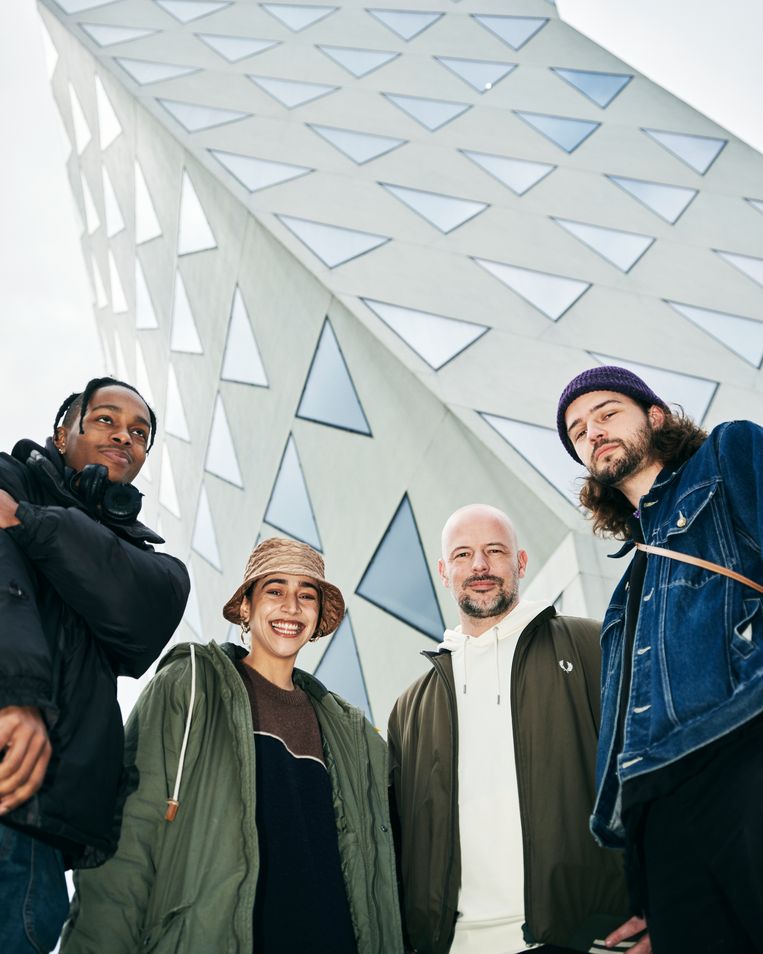 Willem Adrui (rechts): ‘Jean en ik hebben de eerste ep van blackwave. vrijwel volledig via de chatfunctie van Facebook gemaakt: ik stuurde hem een beat, hij antwoordde met een verse. Daarvoor hadden we elkaar één keer ontmoet.’ Beeld Joris Casaer