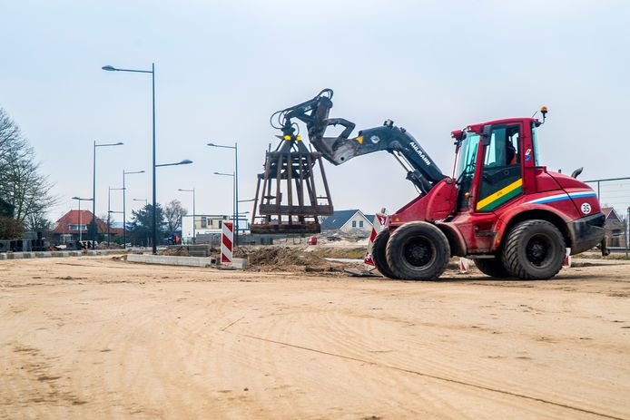 Archieffoto van werkzaamheden aan de weg vanuit Woerdblok die wordt doorgetrokken naar de Geestweg
