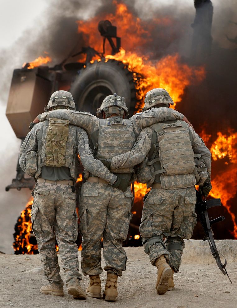 Een Amerikaanse militair is gewond geraakt na een aanslag in het district Arghandab, 2010. Afgelopen dinsdag 31 augustus kwam er na twintig jaar een einde aan de militaire aanwezigheid van de VS in Afghanistan.  Beeld Reuters