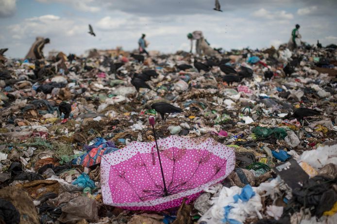 Vuilnisverzamelaars op de grootste vuilnisbelt van Zuid-Amerika.