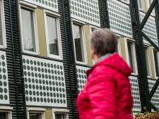 Martin roept vanuit het verpleeghuis om zijn vrouw, maar Conny mag niet naar binnen