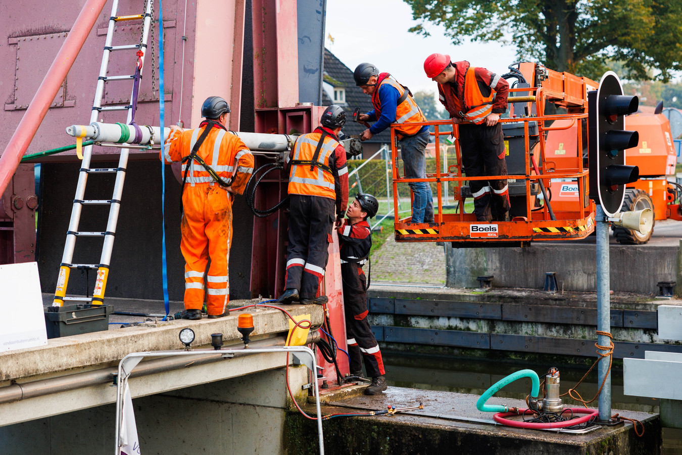 Personeel van Van Doorn is druk bezig met het demonteren van Brug Biest-Houtakker.