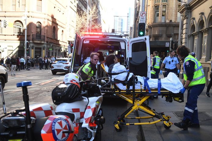 Een vrouw werd in Sydney in haar rug gestoken en moest naar een ziekenhuis.