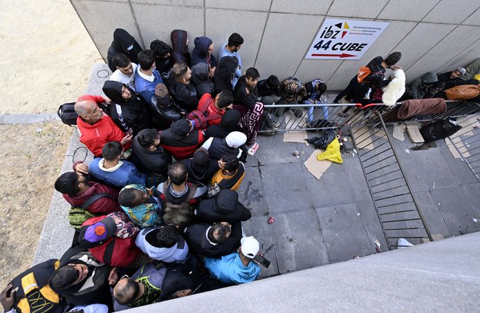 Asielzoekers in de rij buiten aan het aanmeldcentrum Klein Kasteeltje van Fedasil in Brussel.