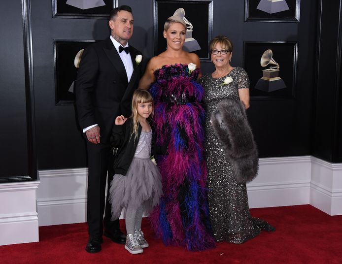 Pink met haar familie op de rode loper van de Grammy's 2018.