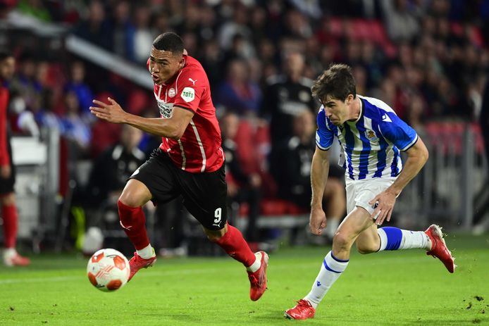 Carlos Vinicius van PSV Eindhoven en Aritz Elustondo van Real Sociedad tijdens de Uefa Europa League wedstrijd PSV - Real Sociedad in het Phillips stadion op 16 september 2021 in Eindhoven, Nederland.