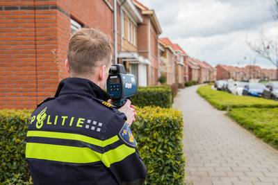 Tientallen bestuurders bekeurd bij snelheidscontrole in Beek; één automobilist scheurt met 124 km/u 