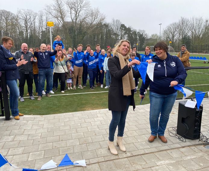 Schepen Sofie Bracke huldigt nieuwe korfbalvelden in aan de Hogeweg.