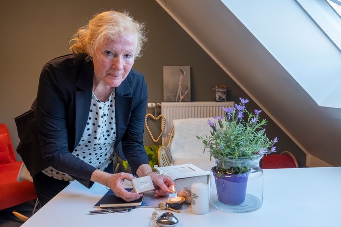 Rouwdeskundige Maria de Greef begeleidt bedrijven en organisaties die te maken krijgen met het verlies van een werknemer.